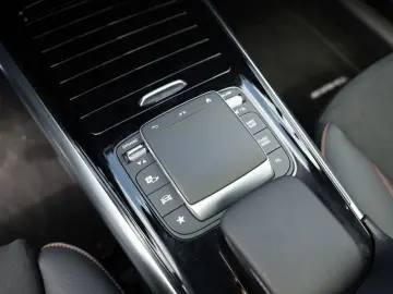 MERCEDES-BENZ GLA 200 AMG-Sport LED Cam Pano AHK EAS…
