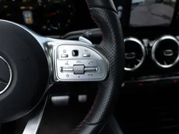 MERCEDES-BENZ GLA 200 AMG-Sport LED Cam Pano AHK EAS…