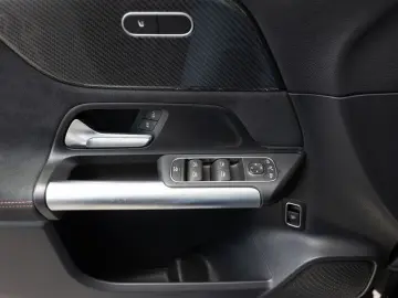 MERCEDES-BENZ GLA 200 AMG-Sport LED Cam Pano AHK EAS…