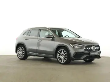 MERCEDES-BENZ GLA 200 AMG AHK PANO 360  DISTR KEYLES…