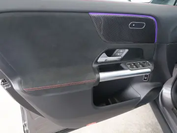 MERCEDES-BENZ GLA 200 AMG AHK PANO 360  DISTR KEYLES…