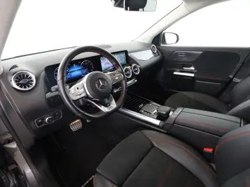 MERCEDES-BENZ GLA 200 AMG AHK PANO 360  DISTR KEYLES…