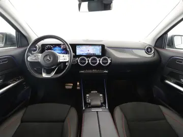 MERCEDES-BENZ GLA 200 AMG AHK PANO 360  DISTR KEYLES…