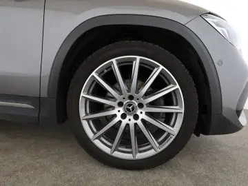 MERCEDES-BENZ GLA 200 AMG AHK PANO 360  DISTR KEYLES…