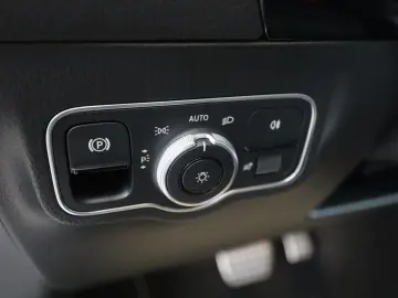 MERCEDES-BENZ GLA 200 AMG AHK PANO 360  DISTR KEYLES…