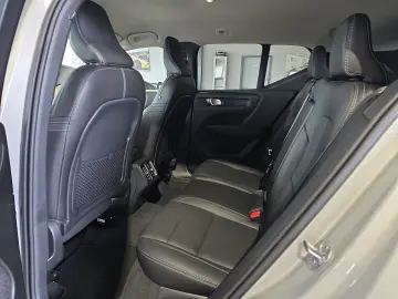 VOLVO XC40 B4 Plus Dark ACC BLIS 360  Leder Pixel-LED