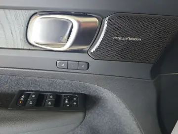 VOLVO XC40 B4 Plus Dark ACC BLIS 360  Leder Pixel-LED