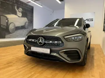MERCEDES-BENZ GLA 250e AMG-Line Panorama KeylessGo