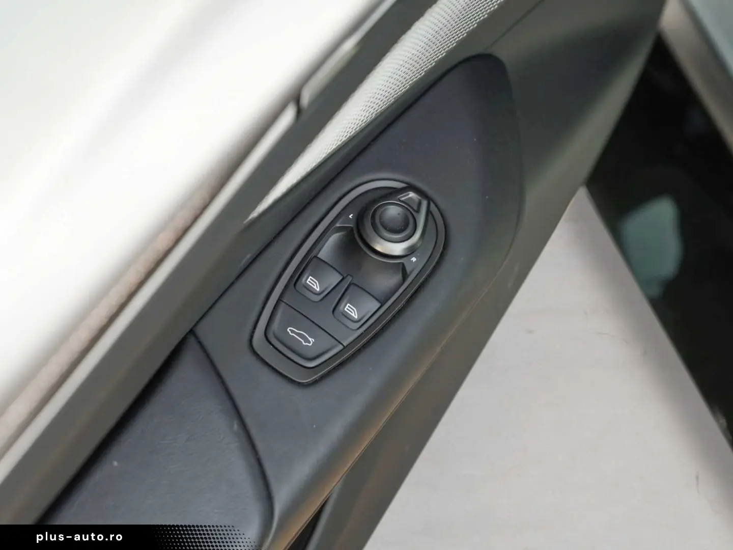 ASTON MARTIN V8 Vantage Roadster   NP. 283.000€