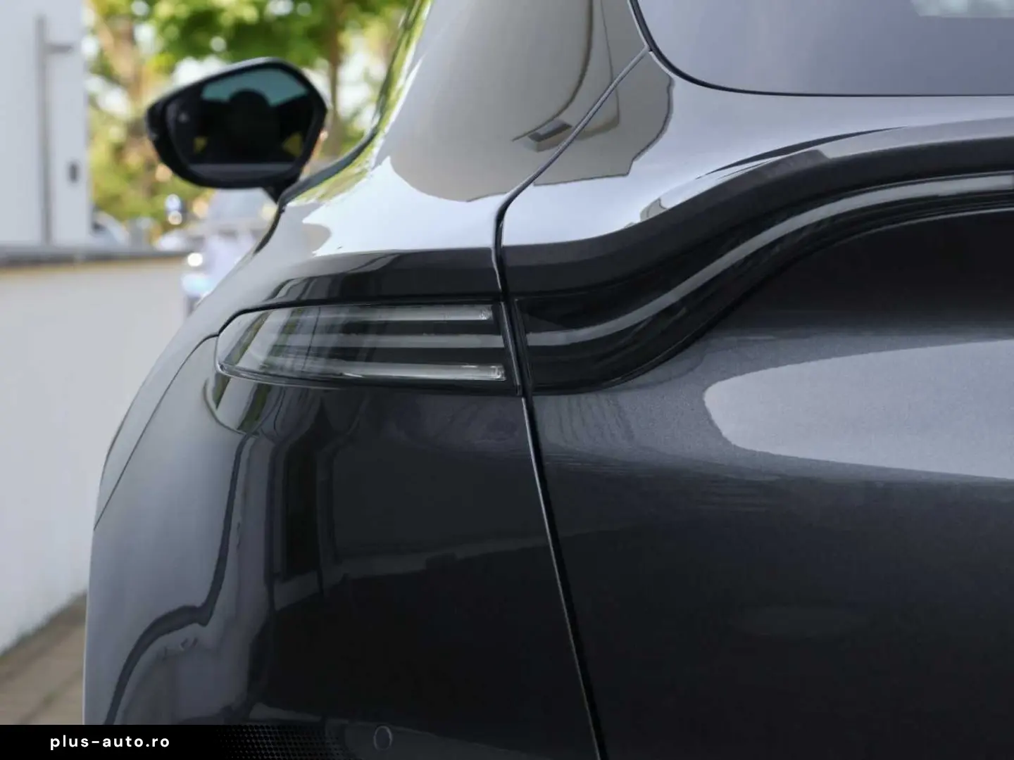 ASTON MARTIN DBX 550