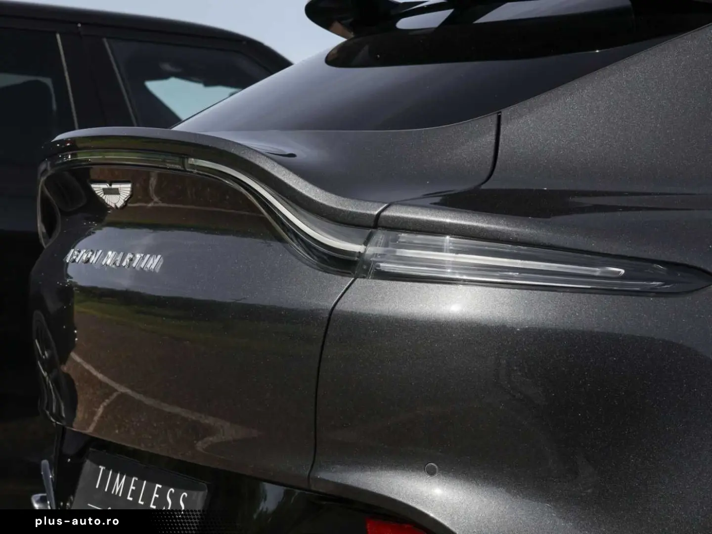ASTON MARTIN DBX 550