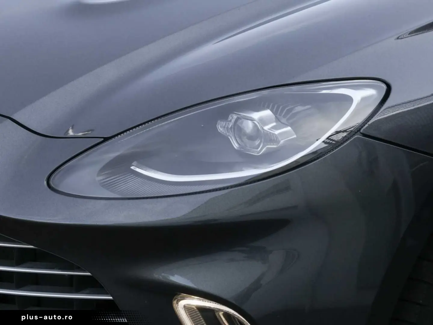 ASTON MARTIN DBX 550