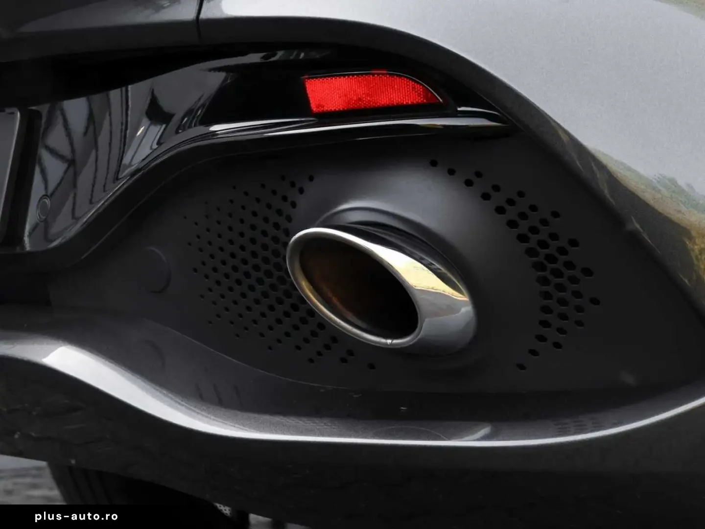 ASTON MARTIN DBX 550