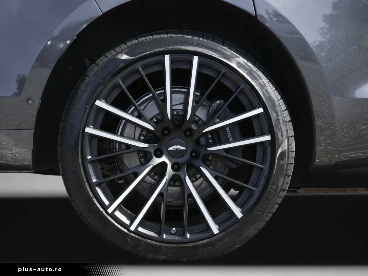 ASTON MARTIN DBX 550