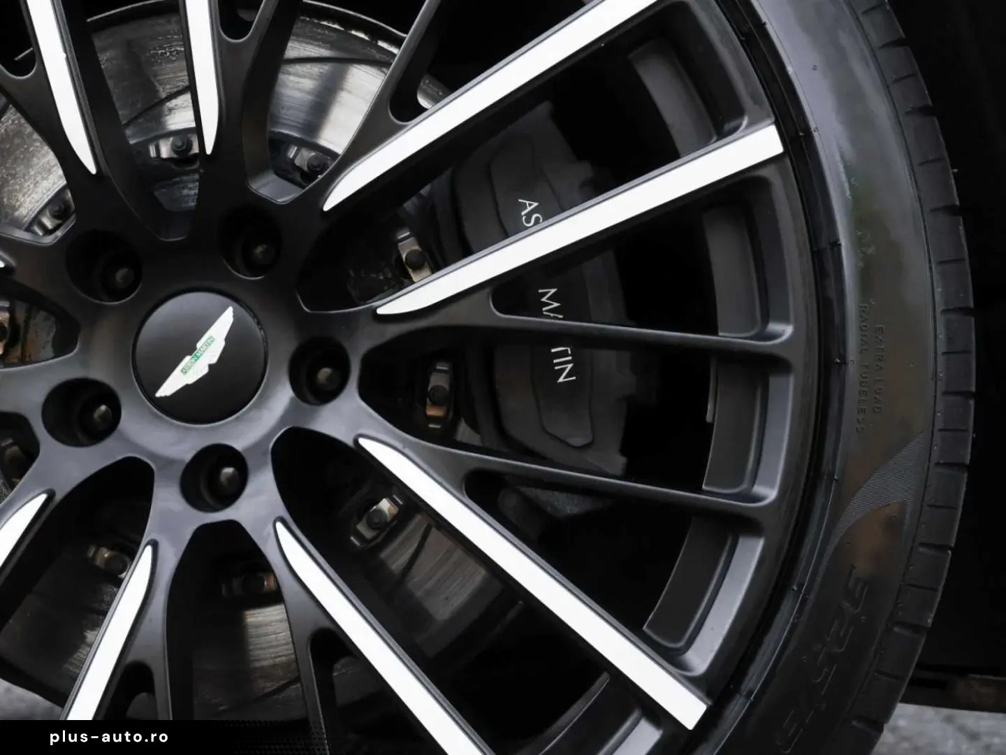 ASTON MARTIN DBX 550
