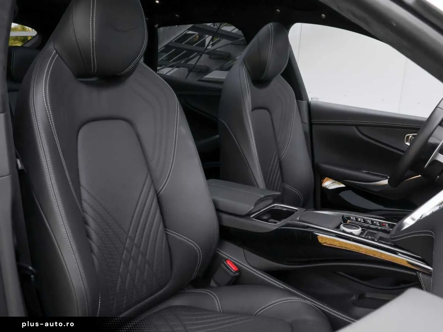 ASTON MARTIN DBX 550