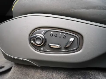 ASTON MARTIN DBX 707 Magneti Silver   Phantom Grey C…