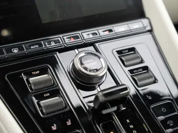 ASTON MARTIN DB12 V8 Coupe