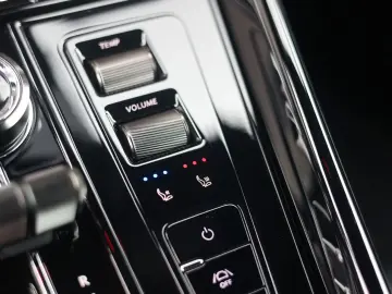 ASTON MARTIN DB12 4.0 V8   360 camera - Scheckheft