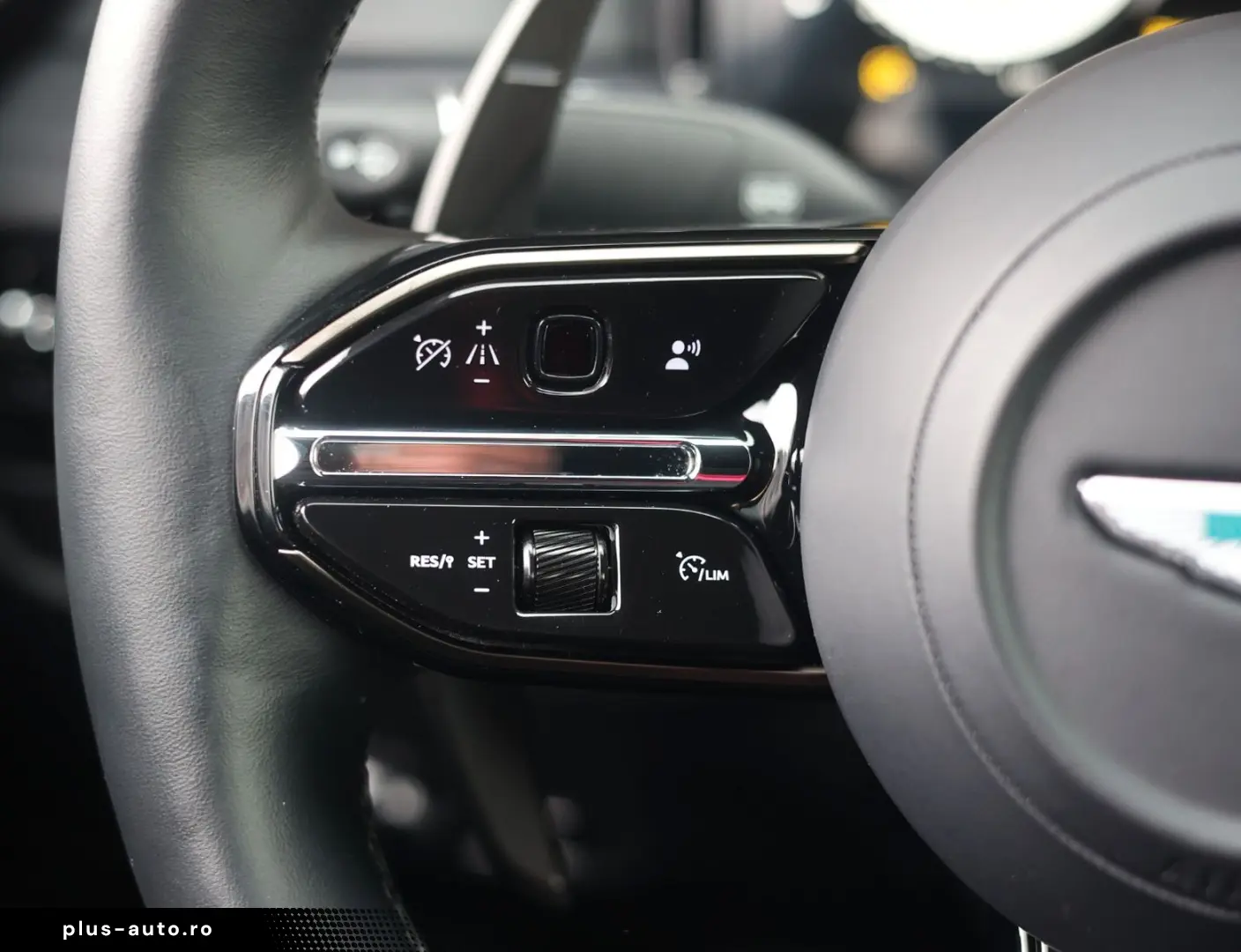 ASTON MARTIN DB12 4.0 V8   360 camera - Scheckheft