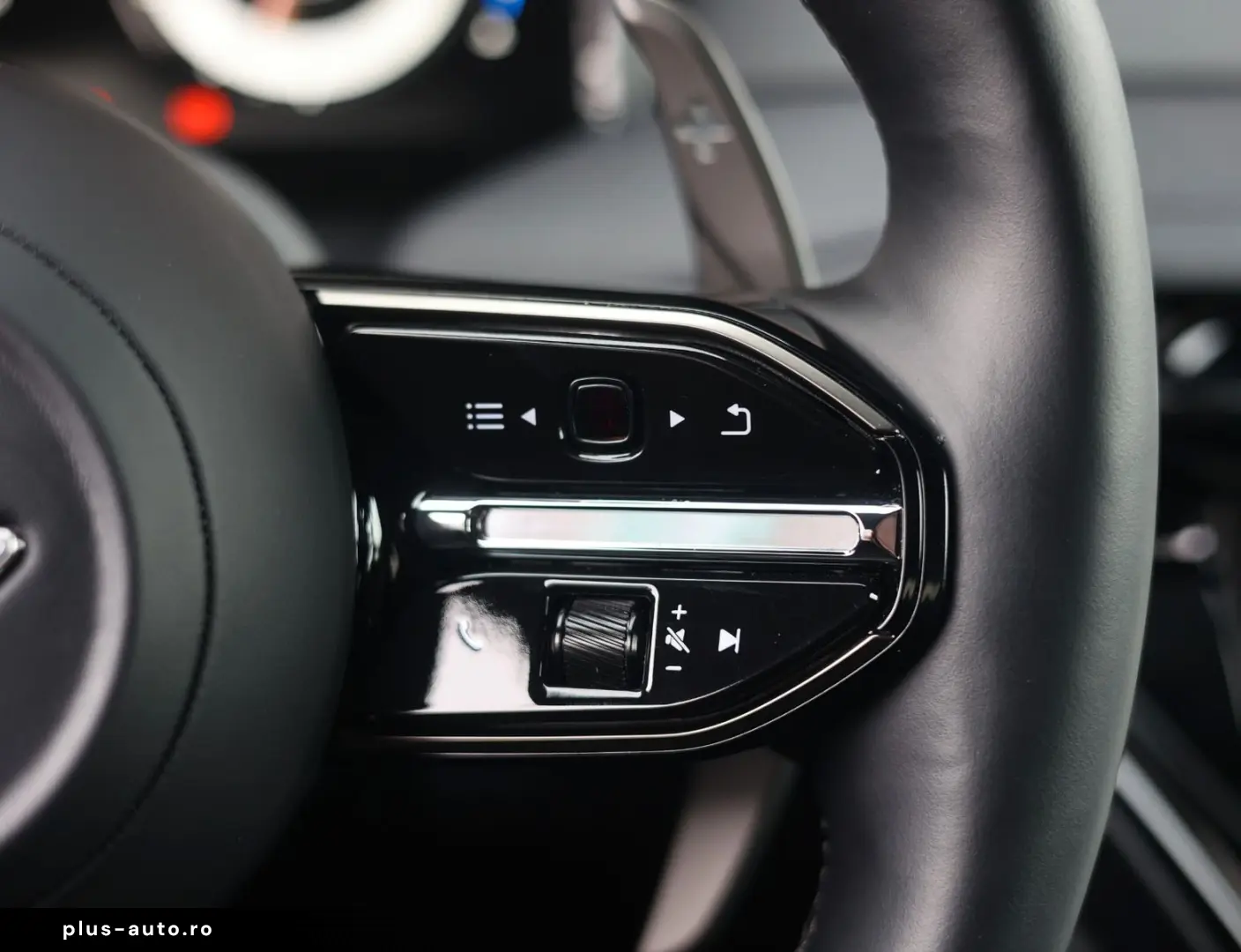 ASTON MARTIN DB12 4.0 V8   360 camera - Scheckheft