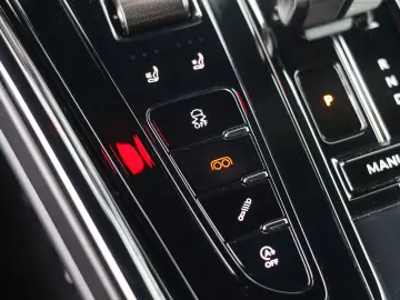 ASTON MARTIN DB12 4.0 V8   360 camera - Scheckheft