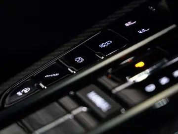 ASTON MARTIN w. Full Carbon Pack and B&W Audio