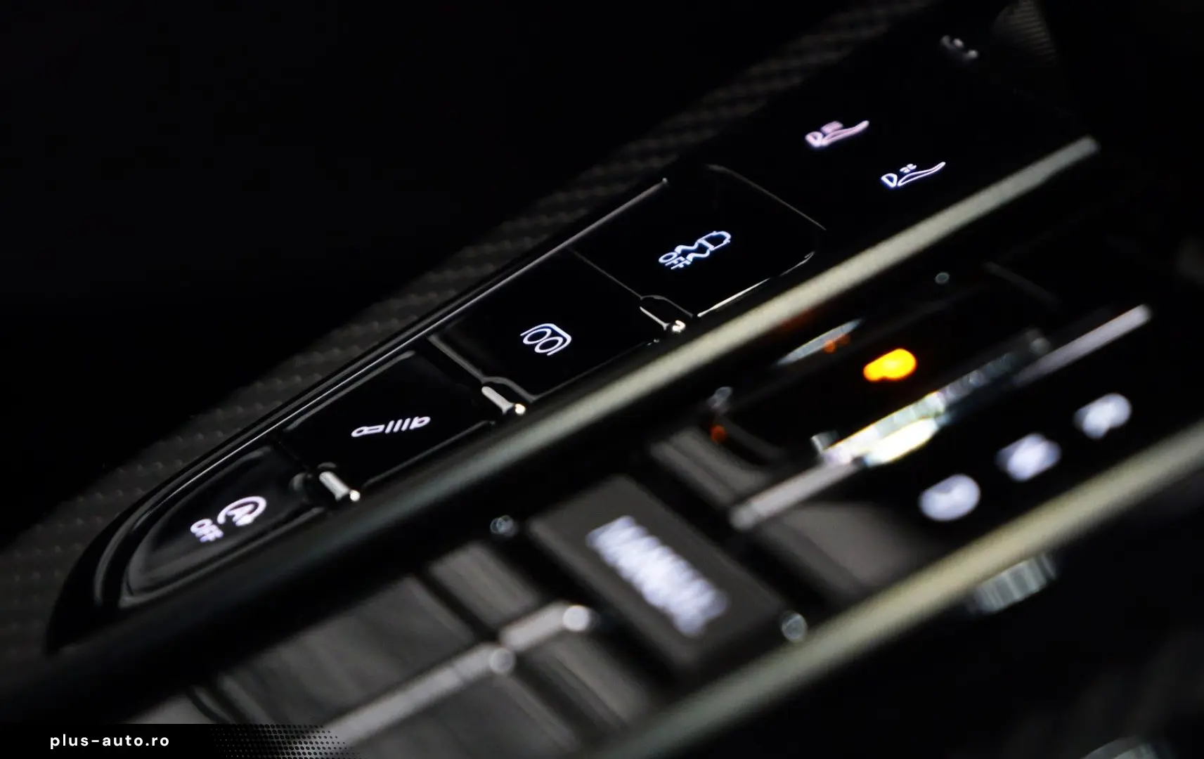 ASTON MARTIN w. Full Carbon Pack and B&W Audio