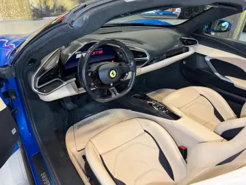 FERRARI 296 GTS TWO-TONE~FULL CARBON~LIFT~HIFI~BELÜFTUNG