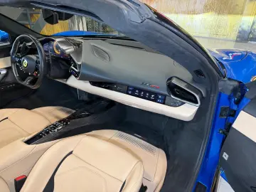 FERRARI 296 GTS TWO-TONE~FULL CARBON~LIFT~HIFI~BELÜFTUNG