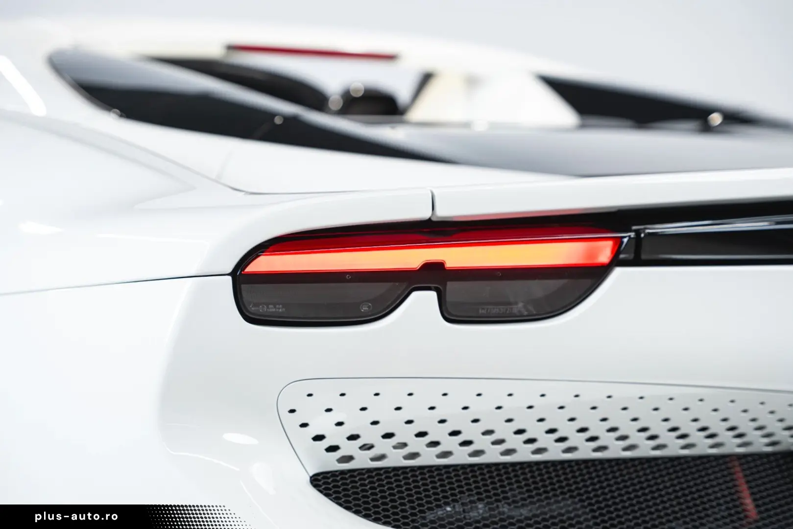 FERRARI 296 GTS  BIANCO AVUS CARBON