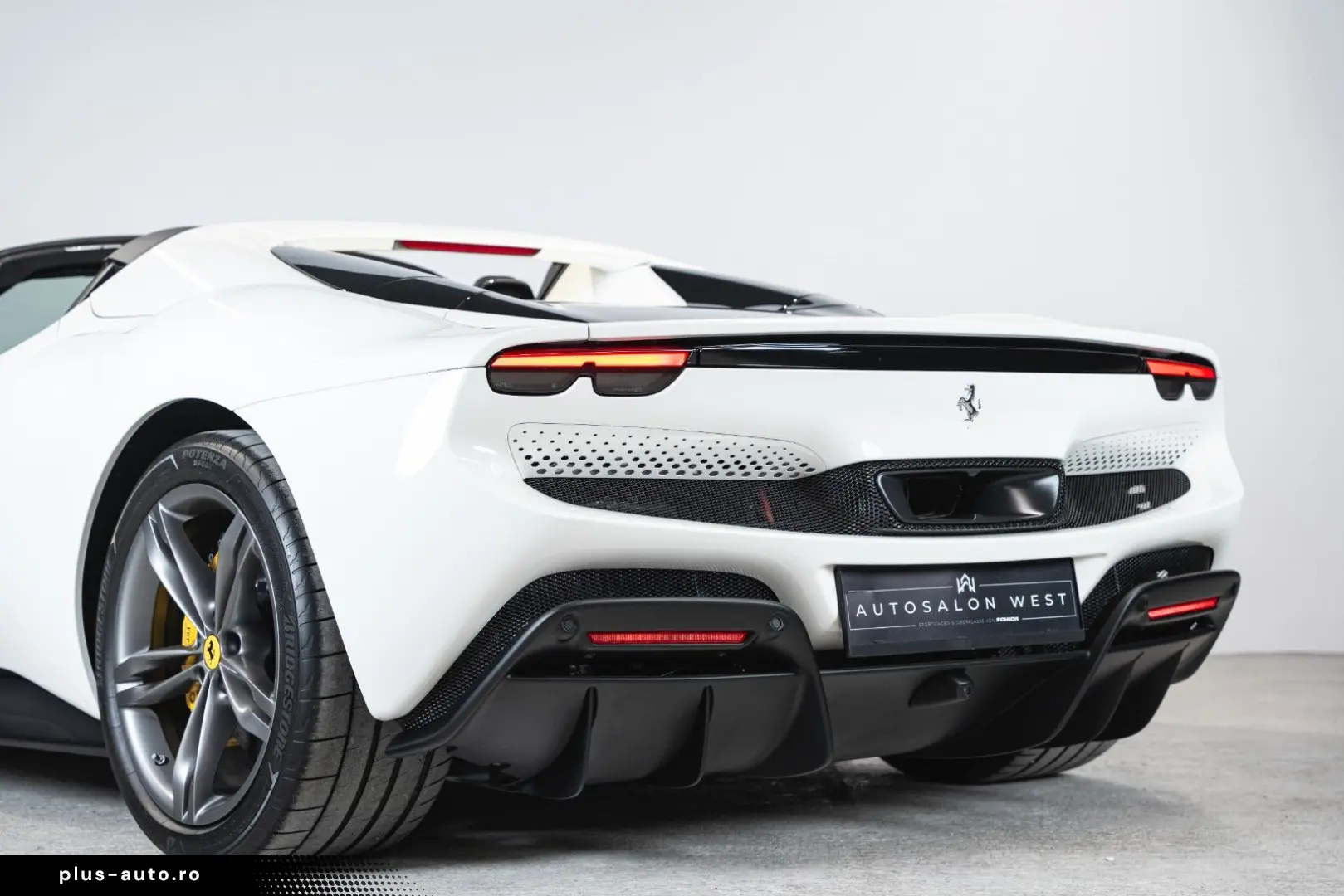FERRARI 296 GTS  BIANCO AVUS CARBON