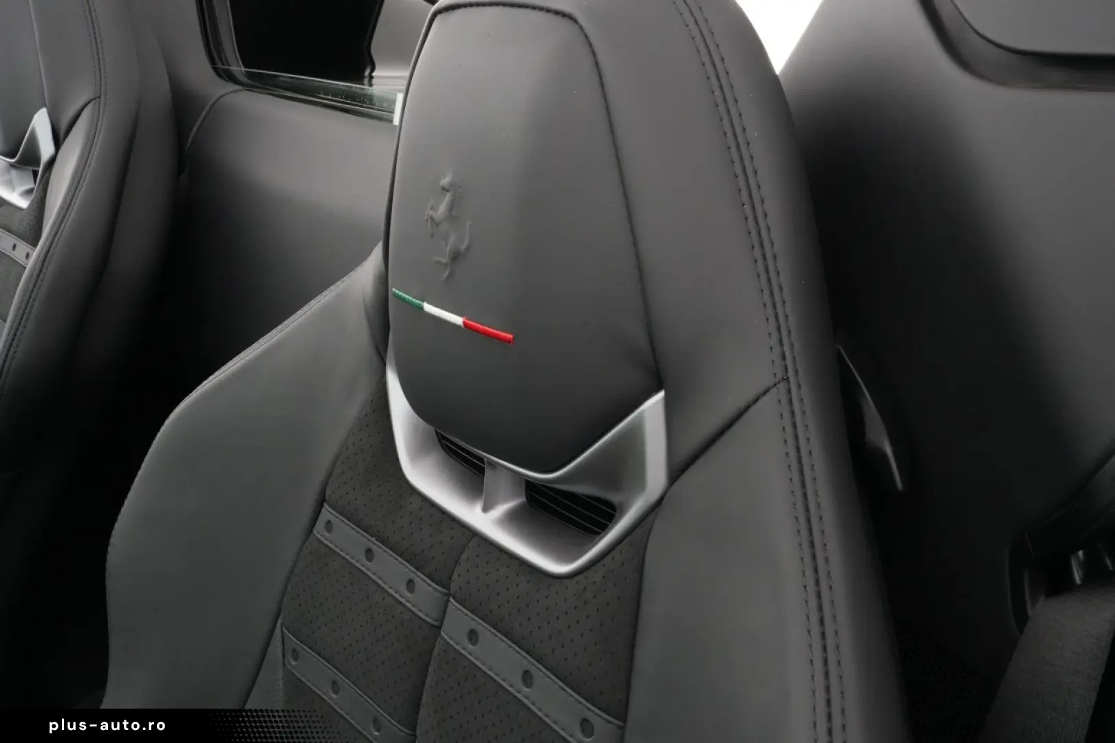 FERRARI 296 GTS Daytona Seats - JBL - Nackenwärmer