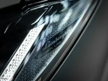 LAMBORGHINI Urus 4.0 V8 S   Urus S   BTW   Akrapovic   luftf
