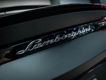 LAMBORGHINI Urus 4.0 V8 S   Urus S   BTW   Akrapovic   luftf