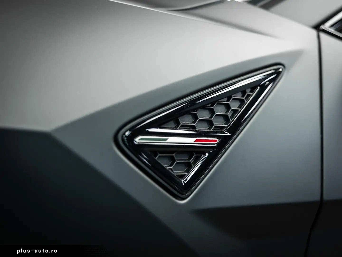 LAMBORGHINI Urus 4.0 V8 S   Urus S   BTW   Akrapovic   luftf