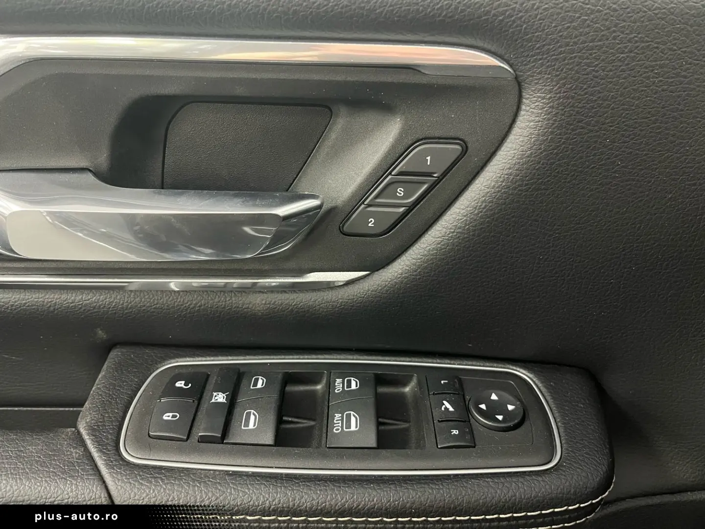 DODGE RAM 5 7l V8  LARAMIE 12 Zoll Display LED AHK SHZ