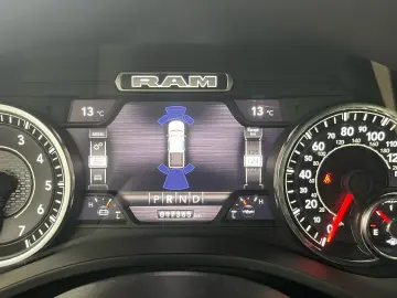 DODGE RAM 5 7l V8  LARAMIE 12 Zoll Display LED AHK SHZ