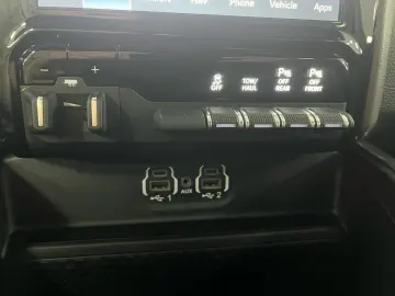 DODGE RAM 5 7l V8  LARAMIE 12 Zoll Display LED AHK SHZ