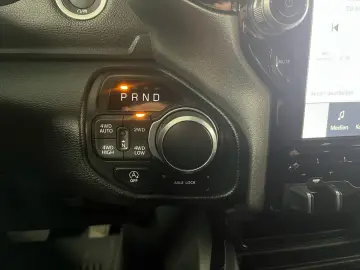 DODGE RAM 5 7l V8  BIGHORN 12 ZOLL Display SHZ LED AHK