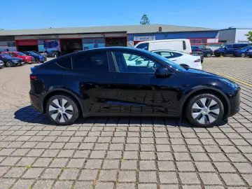TESLA Model Y SR RWD   AHK   FSD   SoH 94%