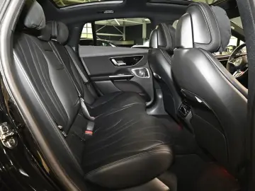 MERCEDES-BENZ EQE 350 4M AMG Sport Premium  AHK Dist…