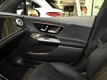 MERCEDES-BENZ EQE 350 4M AMG Sport Premium  AHK Dist…