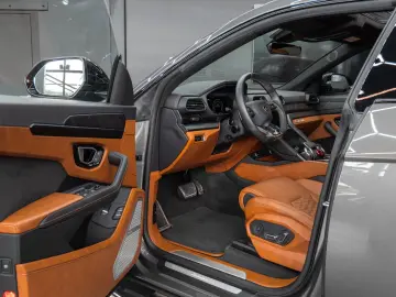 LAMBORGHINI Urus 4.0 V8 1.Hand