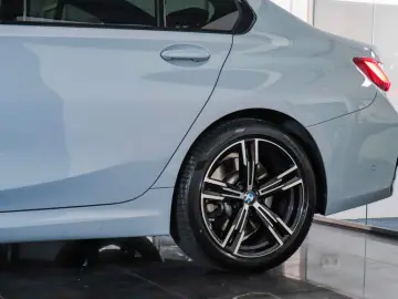 BMW 330i Lim. xD M Sport PANO H&K WIDESCREEN KAM LCI