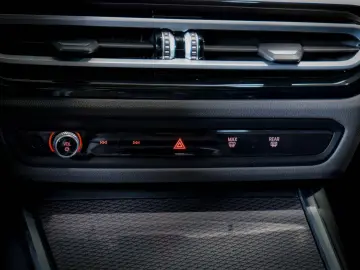 BMW 330i Lim. xD M Sport PANO H&K WIDESCREEN KAM LCI