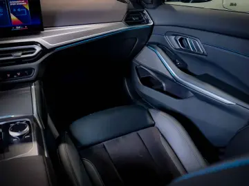 BMW 330i Lim. xD M Sport PANO H&K WIDESCREEN KAM LCI