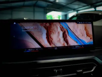 BMW 330i Lim. xD M Sport PANO H&K WIDESCREEN KAM LCI
