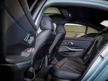 BMW 330i Lim. xD M Sport PANO H&K WIDESCREEN KAM LCI