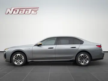 BMW 740d xDrive  M-Sportpaket Individual Lackierung